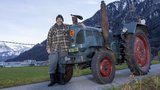 Ernst Schmid mit seinem Traumtraktor, dem Lanz Bulldog.  (Bild: «die grüne» / Gian Vaitl)