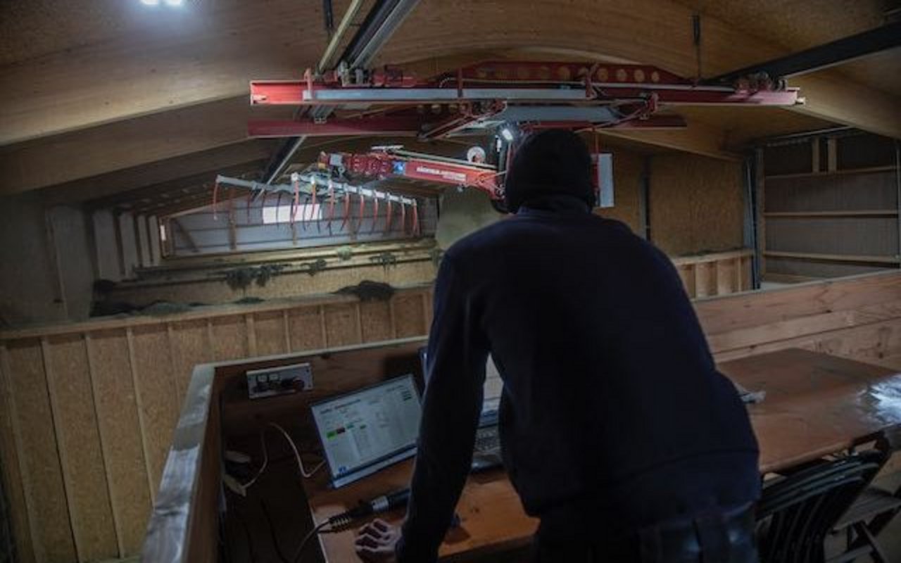 Der Kran wurde in den vergangenen zwei Jahren intensiv getestet und optimiert. Nun bewegt er sich mit ineinander fliessenden, runden Bewegungen durch die Halle. Das Grundmuster der Anlage lässt sich für verschiedene bauliche Vorgaben adaptieren.