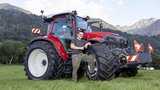 Ivo Hardegger mit seinem Traumtraktor, dem Lintrac 130.  (Bild: «die grüne» / Gian Vaitl)