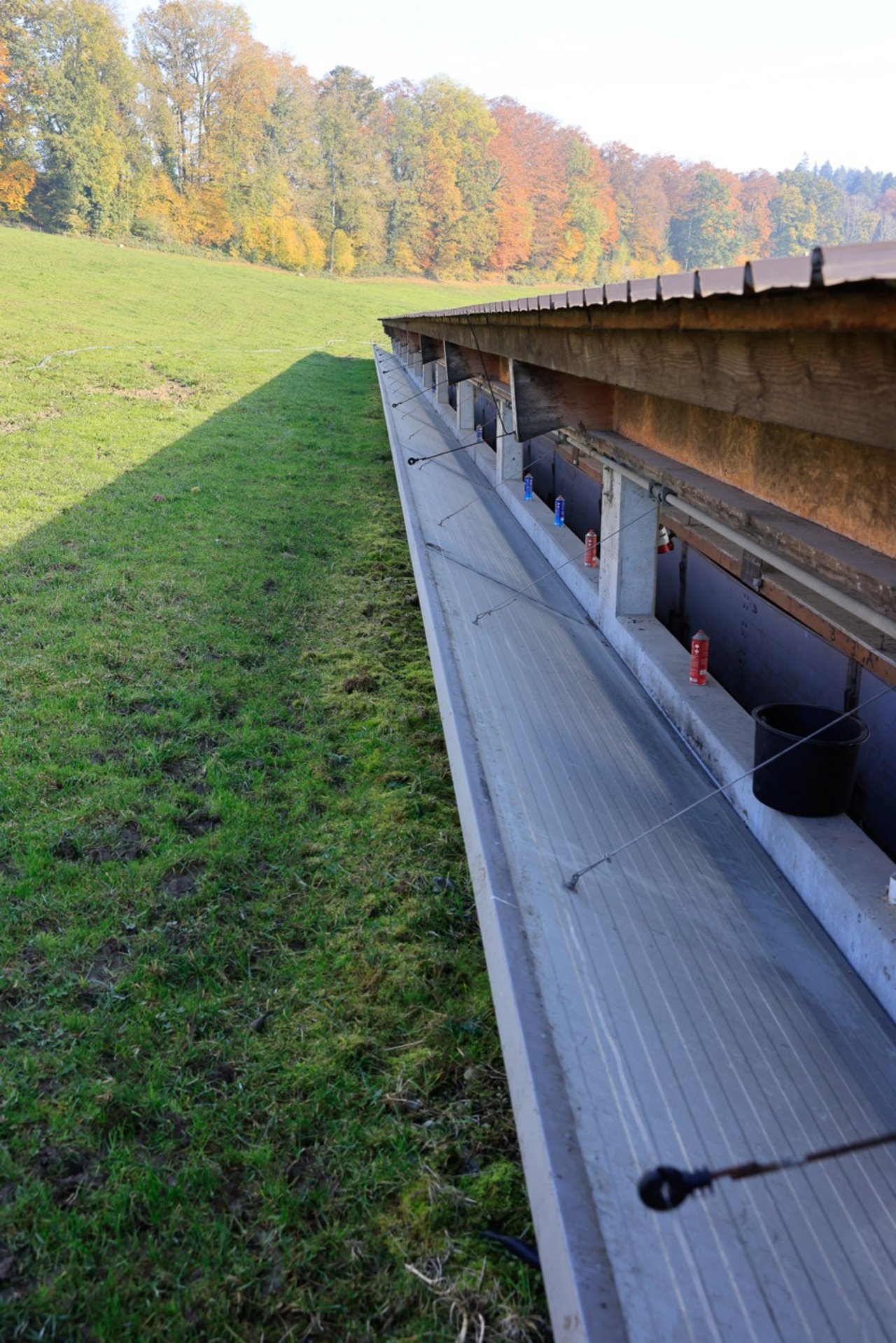 Die Rückwand lässt sich je nach Wetter über Winden öffnen und schliessen.  Bild: Peter Röthlisberger