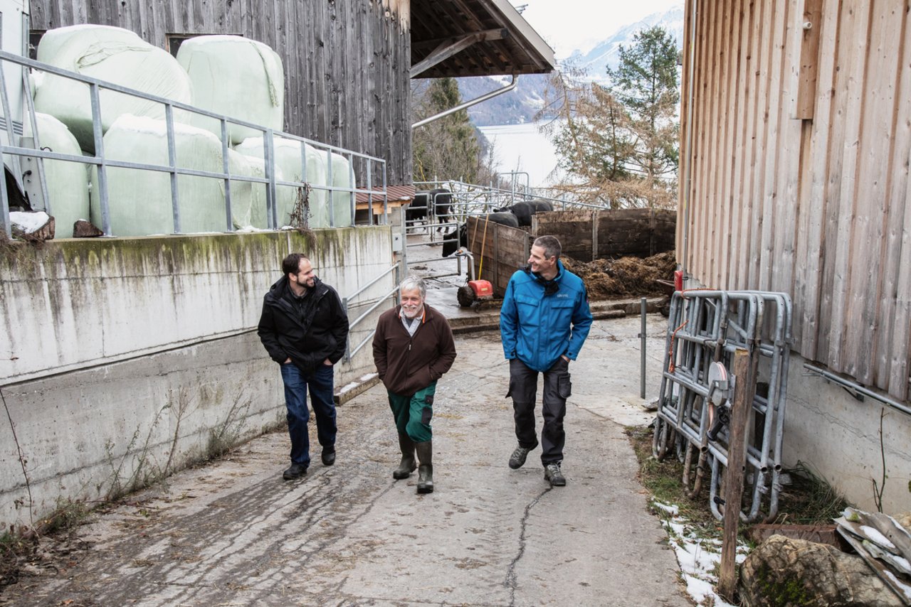 Stefan Mathis (links) und sein Vater Hans sind zufrieden mit der Funktion der Solaranlage, welche von Thomas Odermatt von Alsona konzipiert wurde. Bild: Pia Neuenschwaner