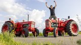 Die Traktoren Volvo BM 470 (rechts) und Volvo BM T810 (links) hat Hanspeter Seewer aus Schötz LU aufwändig restauriert.  (Bild: «die grüne» / Gian Vaitl)