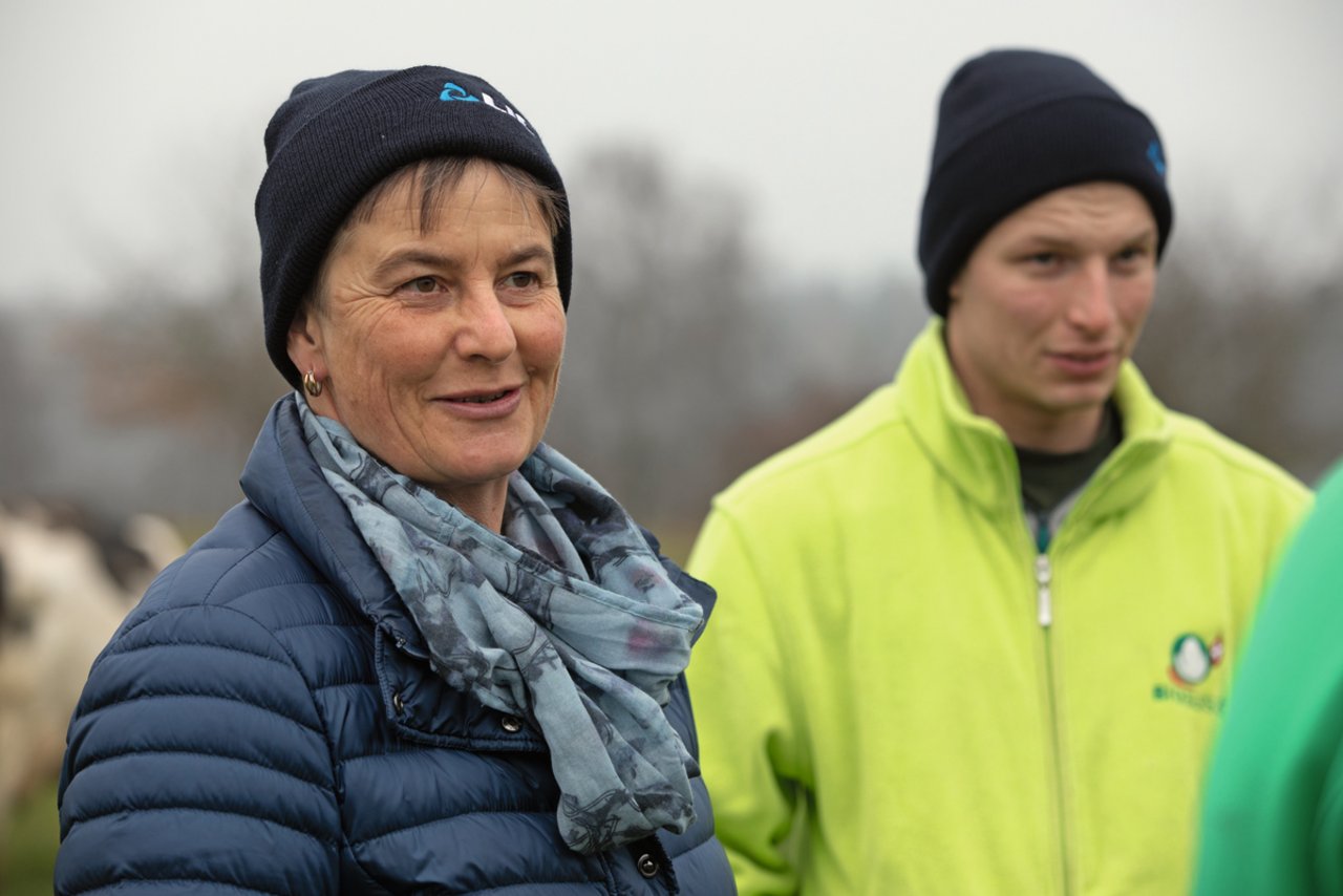 Susanne Käch Pitt mit Sohn Raphael. Die Agronomin verfolgt seit fast zwanzig Jahreneine Vollweide-Strategie und hält damit die Kosten tief.  Bild: Pia Neuenschwander