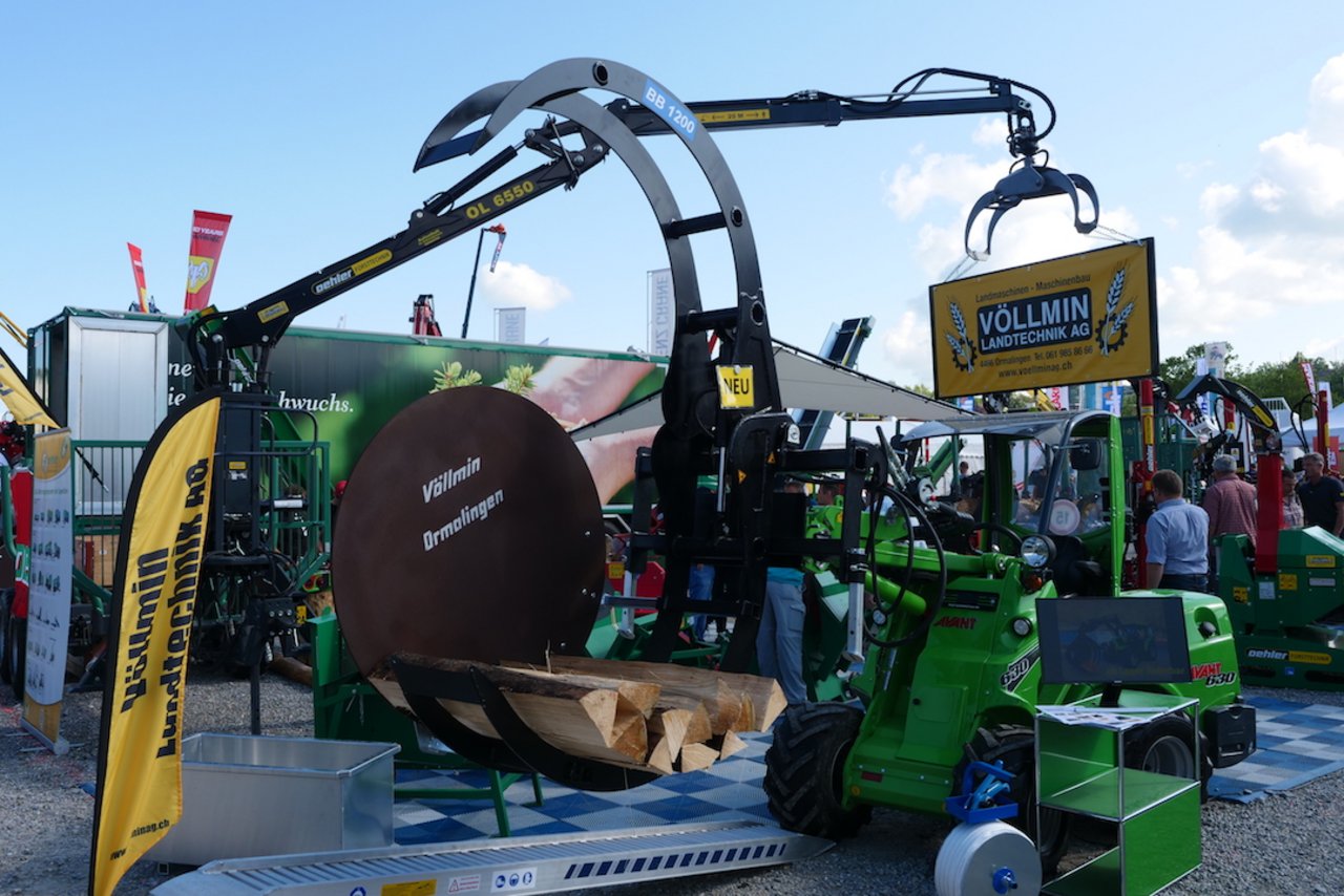 Dieser Bündler spannt das Brennholz hydraulisch mit zwei Tonnen vor. Bild: Beat Schmid