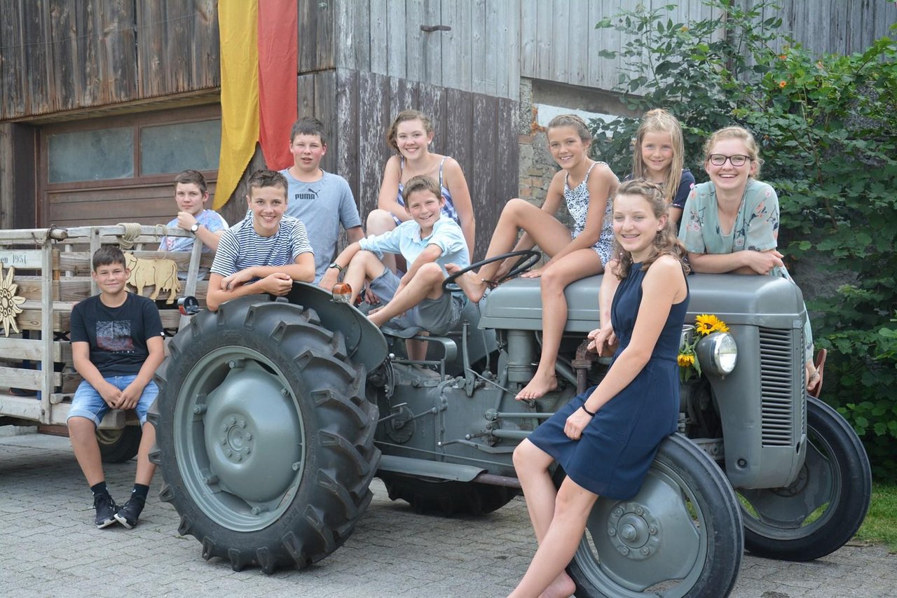 Das Bild mit den 10 Grosskinder rund um den Massey Ferguson TEF20 JG 56 hat beim Voting am meisten Stimmen geholt. 
