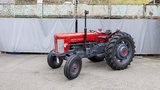 Ernst Reich mit seinem Massey Ferguson 65.  (Bild: «die grüne» / Gian Vaitl)