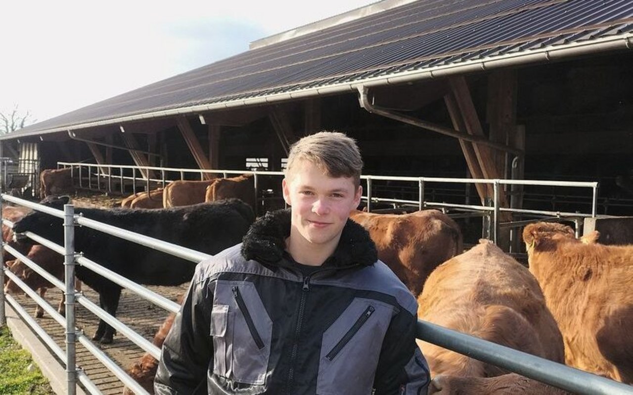 Joel Losenegger auf dem Deckerhof in Wil AG. Dank dem Selbstcheck-Tool wird auf dem Betrieb  der PSM-Schrank näher zum Befüllplatz gezügelt.