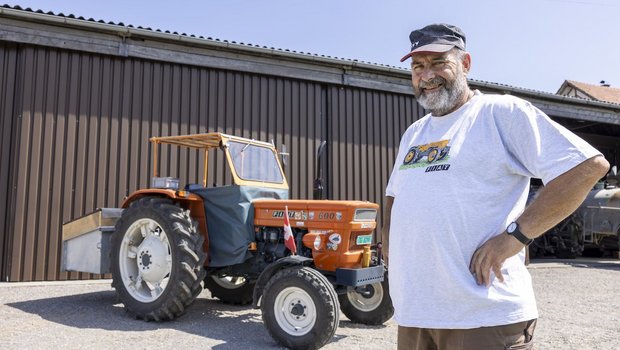 Roman Schäfli mit seinem Traumtraktor, dem Fiat 600.  (Bild: «die grüne» / Gian Vaitl)