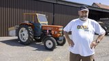 Roman Schäfli mit seinem Traumtraktor, dem Fiat 600.  (Bild: «die grüne» / Gian Vaitl)