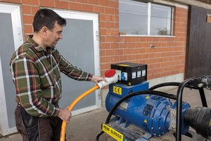 Notstrom dank Zapfwellen-Generator Adrian Sager hat zu seinem Melkroboter einen 63 KVA-Zapfwellen-Generatorder italienischen Firma Fourgroup. (Bilder Gian Vaitl)