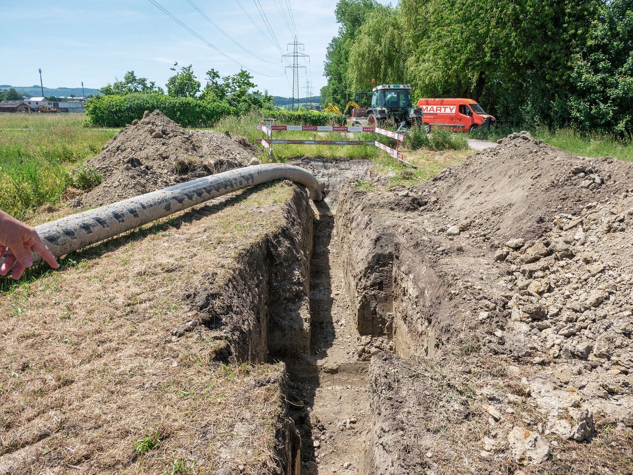 Wo graben nicht möglich ist, wird eine Spülbohrung durchgeführt. Bild: David Eppenberger