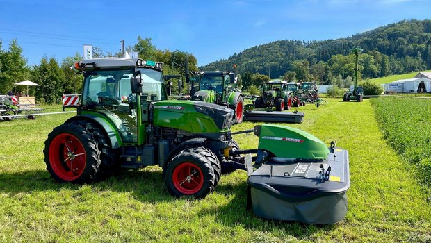 Die bekannteste Marke an der «AgriEmotion» Freiland-Ausstellung ist sicher Fendt. Die GVS Agrar AG zeigt die ganze Traktoren-Flotte, vom kompakten Fendt 211 P Vario (hier mit einem Slicer 310 F-Frontmähwerk) bis zu den Gross-Traktoren.  (Bild: «die grüne» / Jürg Vollmer)