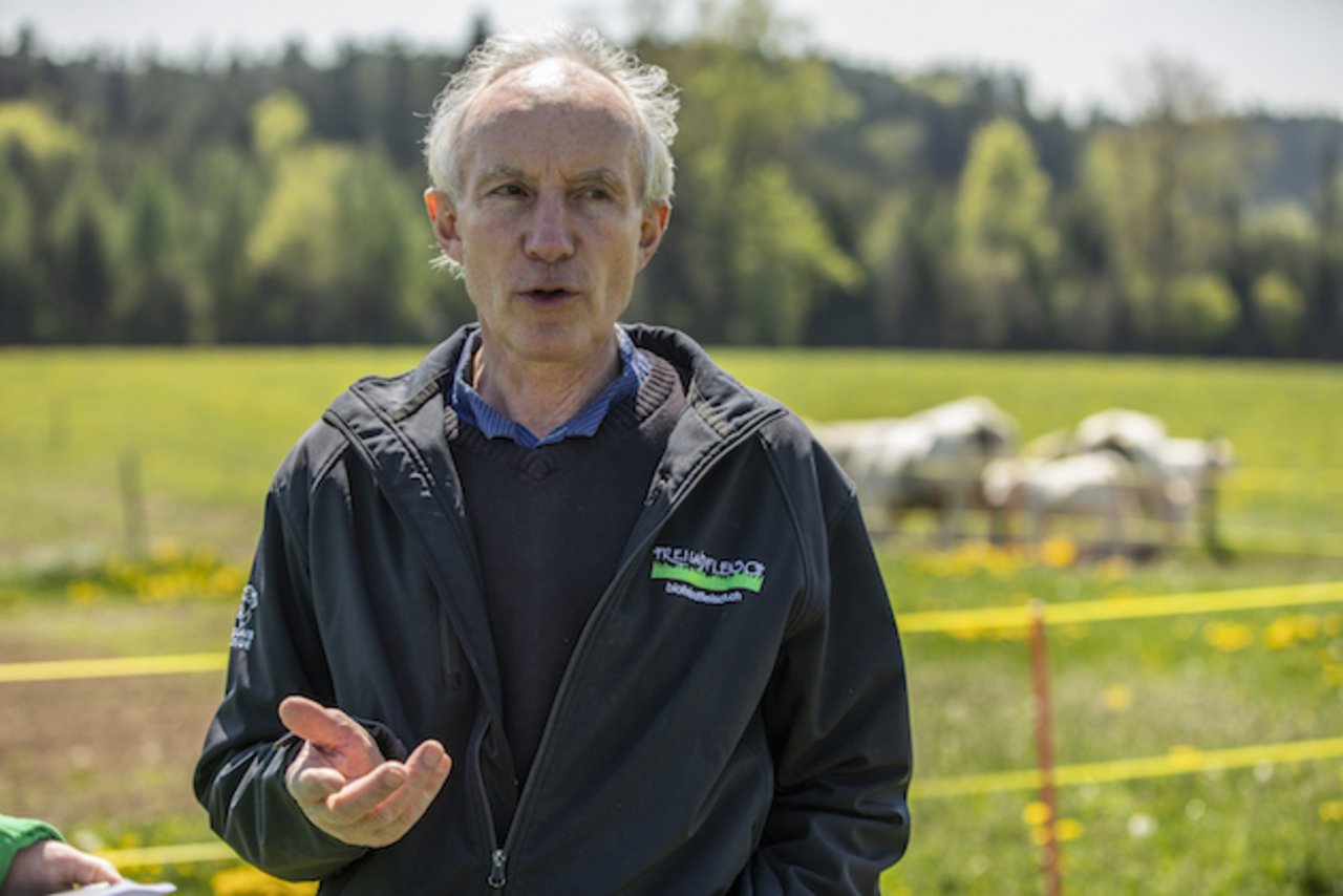 Landwirt Fredy Schmied behandelt seine Tiere seit gut 30 Jahren mit Homöopathie. Bild: Pia Neuenschwander