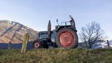Ernst Schmid mit seinem Traumtraktor, dem Lanz Bulldog.  (Bild: «die grüne» / Gian Vaitl)