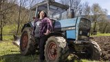 Sonja Feldmann mit ihrem Eicher 4048 Allrad  (Bild: «die grüne» / Pia Neuenschwander)
