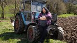Sonja Feldmann mit ihrem Eicher 4048 Allrad  (Bild: «die grüne» / Pia Neuenschwander)