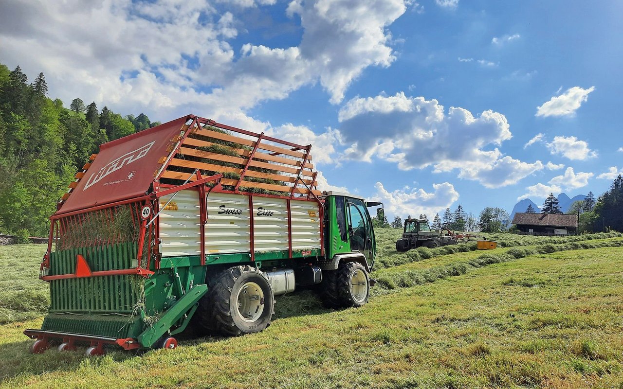 Der Schiltrac Swisstrans ist im Simmental  schon von weitem an seiner elegant geformte Kabine zu erkennen. Was in der Praxis zählt, sind aber seine «inneren Werte»: unkomplizierten Bedienung und hohe Verarbeitungsqualität.Bild: Schiltrac