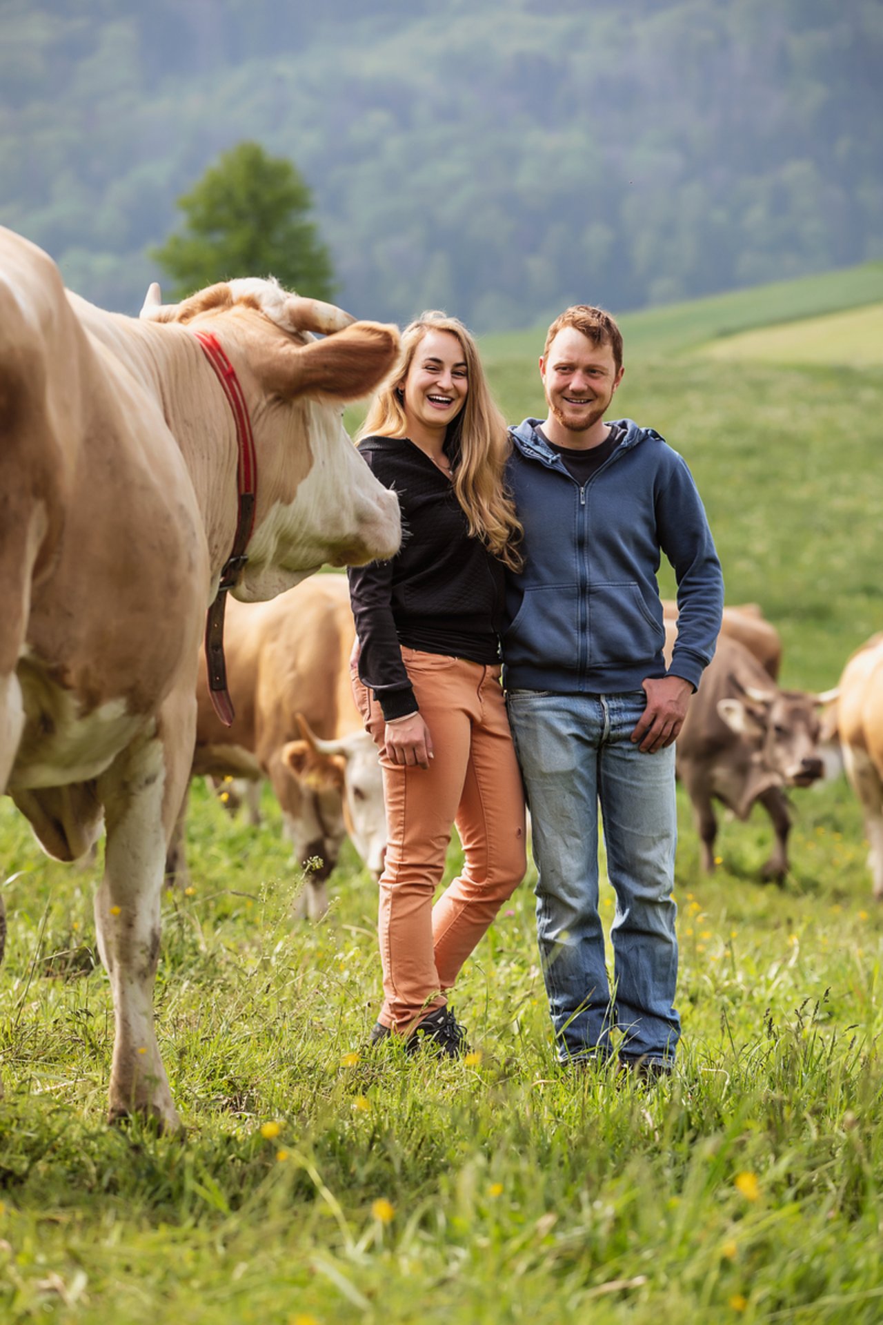 Manuela Lerch und Noah Handschin, Young Farmers auf der Engelsrütti in Läufelfingen BL. Bild: Pia Neuenschwander