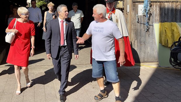 Paola und Ignazio Cassis mit Betriebsleiter Jean-Jacques Duperrex auf dessen Landwirtschaftsbetrieb «Stückweid» in Knonau ZH. Momentaufnahme vom 1. August-Brunch 2022.  (Bild: «die grüne» / Jürg Vollmer)
