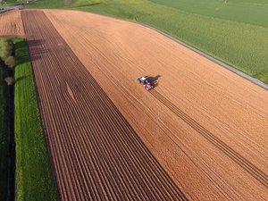 Ist Smart Farming Zukunftsmusik oder schon Realität? Satelliten-gestützte Spurführung ist ein Element von Smart Farming. Durch die Vernetzung von mehreren Elementen auf Daten-Ebene entsteht Landwirtschaft 4.0. Bild: Bucher Landtechnik AG
