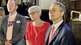 Paola und Ignazio Cassis hören dem Betriebsleiter Jean-Jacques Duperrex auf dem Hofrundgang sehr interessiert zu. Momentaufnahme vom 1. August-Brunch 2022.  (Bild: «die grüne» / Jürg Vollmer)