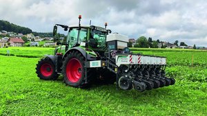 Swiss Future Farm An einem Fendt-Traktor ist eine Sämaschine angehängt.