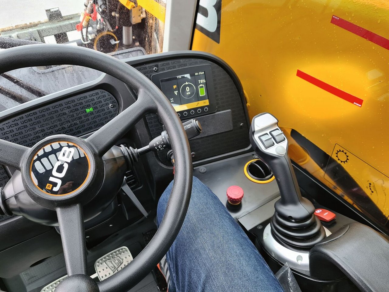 Die Kabine ist mit den gewohnten Bedienelementen von JCB ausgerüstet. Die Scheiben und der Fahrersitz sind energieeffizient direkt beheizt.