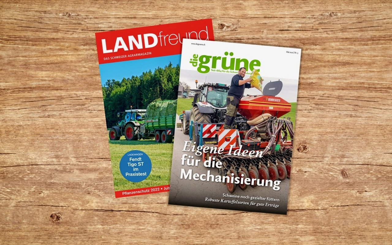 Die Titelblätter von Landfreund und die grüne auf einem Holztisch.