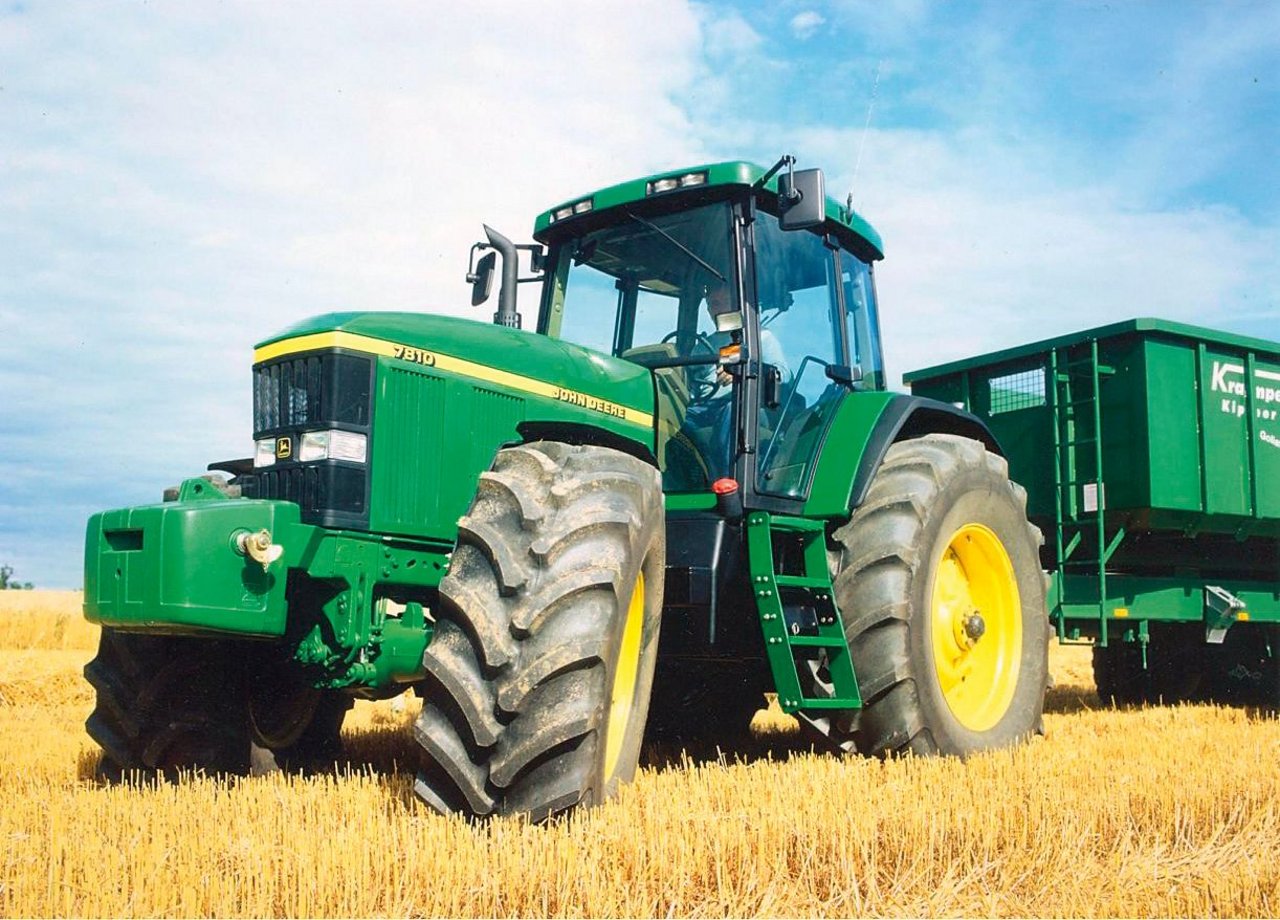 Der John Deere 7810 hat es Traktoren-Spezialist Frederic Bröcker besonders angetan. Er mag den kräftigen Motorensound. Bild: zVg