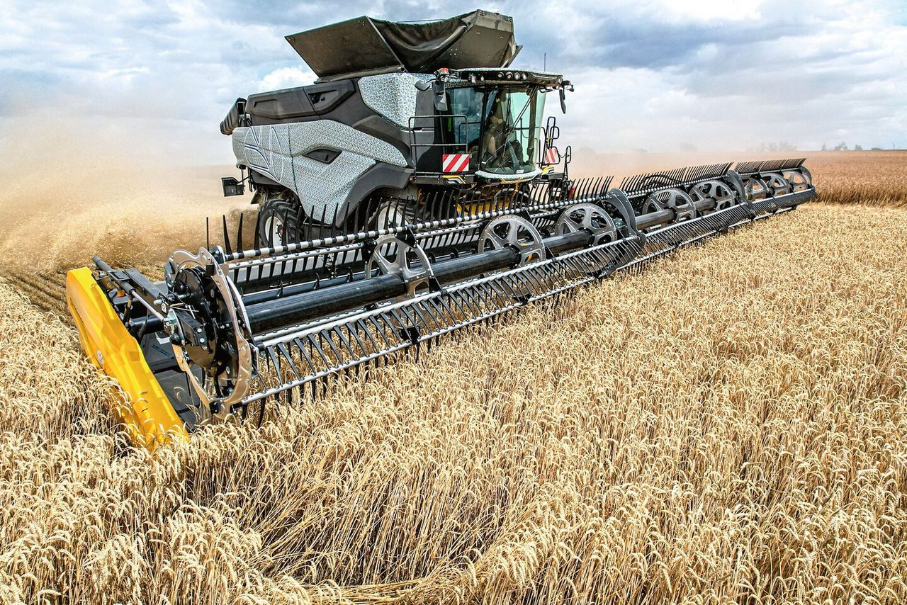 Der CR-Mähdrescher von NewHolland wurdeneu entwickelt. Dank einer neuartigen Auslegungdes Antriebs der Drusch- und einigungselemente über eine Kardanwelle,gibt es mehr Platz für denDruschkasten, der breiter und somit leistungs-fähiger gebaut wurde.