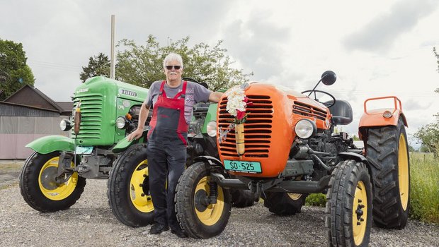 Zwei der zwölf Steyr-Traktoren von Kurt Bitzi: Der grüne Steyr 280 und der Steyr 188.  (Bild: «die grüne» / Pia Neuenschwander)