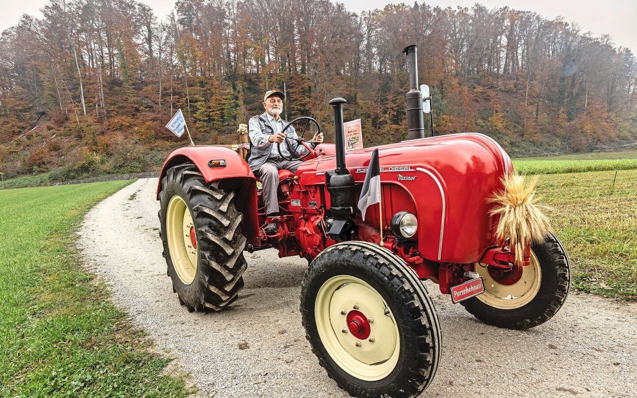 Mit dem Master unternimmt Hans Bachofner mit den «Oldtimer Traktore-Buebe Campolino» mehrtägige Rundreisen mit meistens mehreren Alpenpässen.