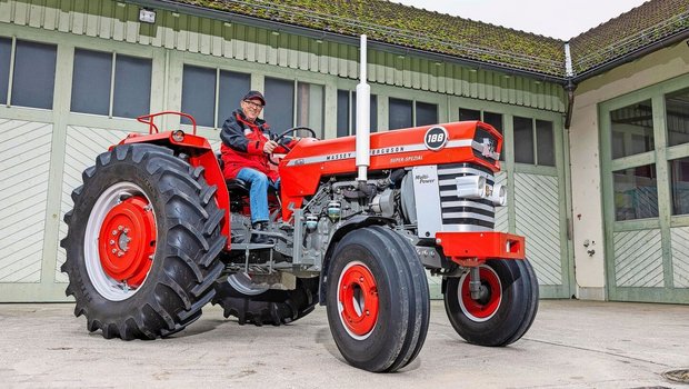 Hansueli Iseli mit seinem MF 188 Multipower.  (Bild: Gian Vaitl / «die grüne»)