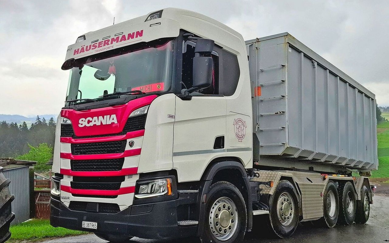 Der Lastwagen ist das perfekte Transportfahrzeug und hat einen geringeren Treibstoffverbrauch als der Traktor. 
