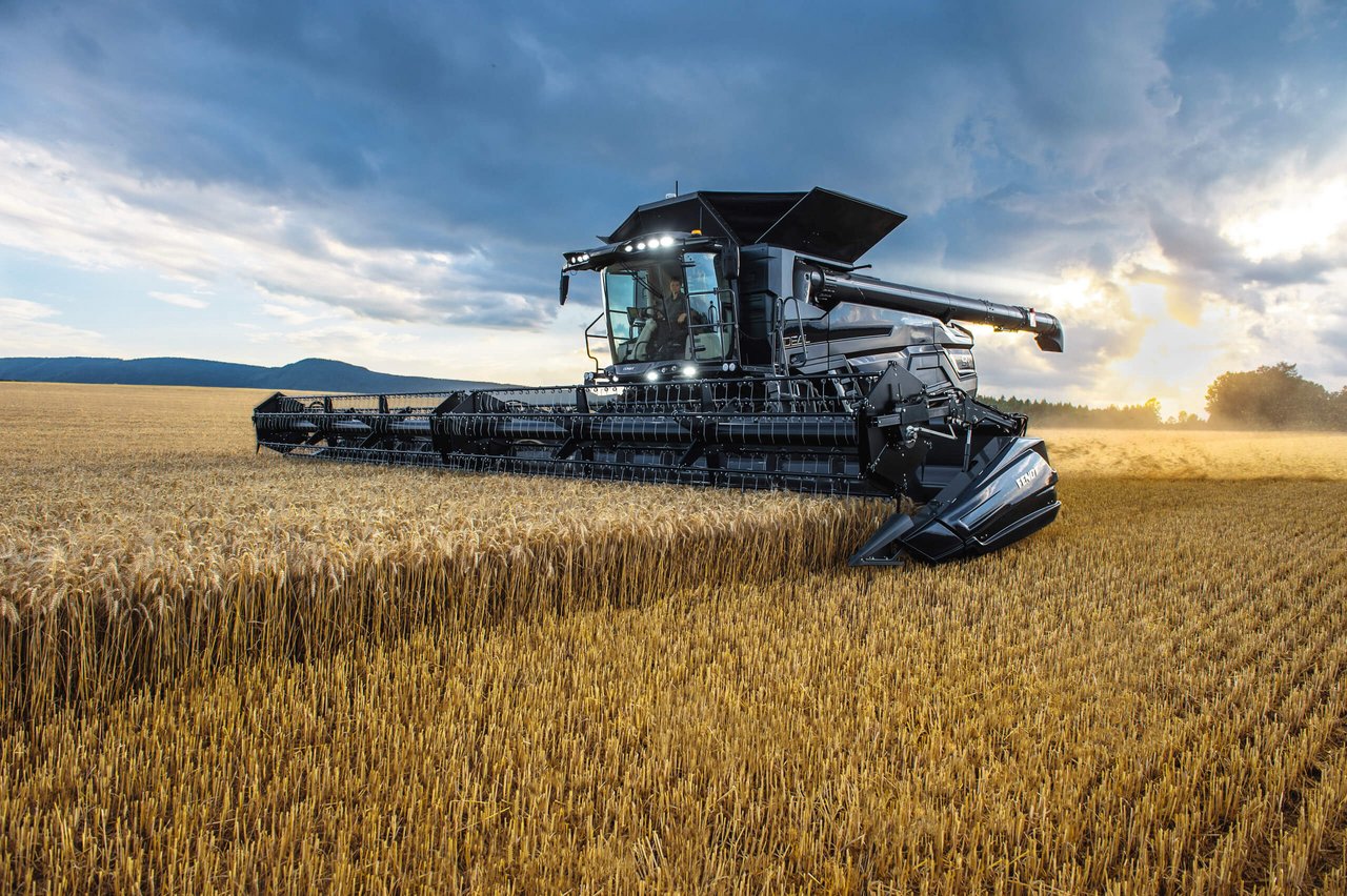  Auch die neuen Gross-Mähdrescher von Fendt sind für Schweizer Verhältnisse eher es Bitzeli zu gross – sie bieten aber immer wieder ein schönes Bild.  (Bild: Jürg Vollmer / «die grüne»)