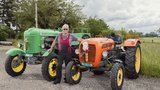 Zwei der zwölf Steyr-Traktoren von Kurt Bitzi: Der grüne Steyr 280 und der Steyr 188.  (Bild: «die grüne» / Pia Neuenschwander)