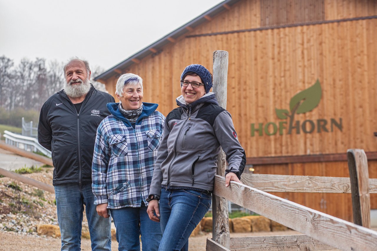 Pauli, Käthi und Rebekka Strub vor dem Stall des Hof Horn: Die Eltern unterstützen ihre Tochter mit Rat und Tat. Entlöhnt werden die beiden im Stundenlohn.  Bild: Pia Neuenschwander