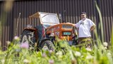 Roman Schäfli mit seinem Traumtraktor, dem Fiat 600.  (Bild: «die grüne» / Gian Vaitl)