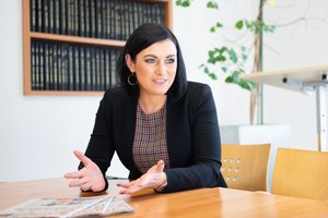 Interview: Elisabeth Köstinger zur Ökosozialen Landwirtschaft Österreichs Landwirtschaftsministerin Elisabeth Köstinger im Interview mit «die grüne», dem Fachmagazin für die Schweizer Landwirtschaft.